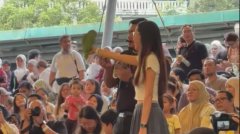马国动物园上演鹦鹉传情缔造浪漫求婚 爆红网络